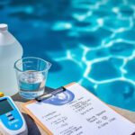 découvrez comment calculer la dose idéale d'eau de javel pour une piscine de 50 m3 et bénéficiez de conseils pratiques pour un traitement efficace et sûr de votre eau.